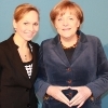 Moderatorin Ilka Groenewold mit Angela Merkel 