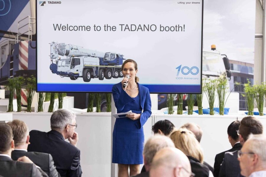 Münchner Moderatorin auf der Messe bauma Pressekonferenz Moderatorin aus München